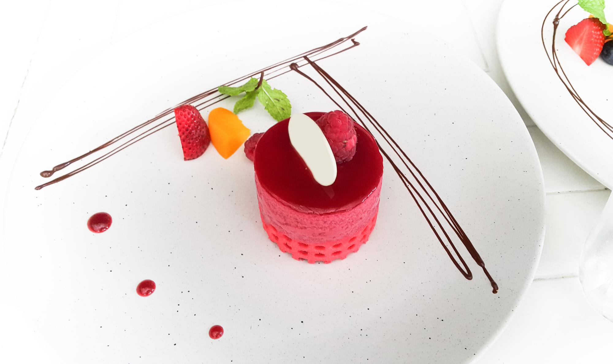 Dettaglio decorativo su un dessert moderno