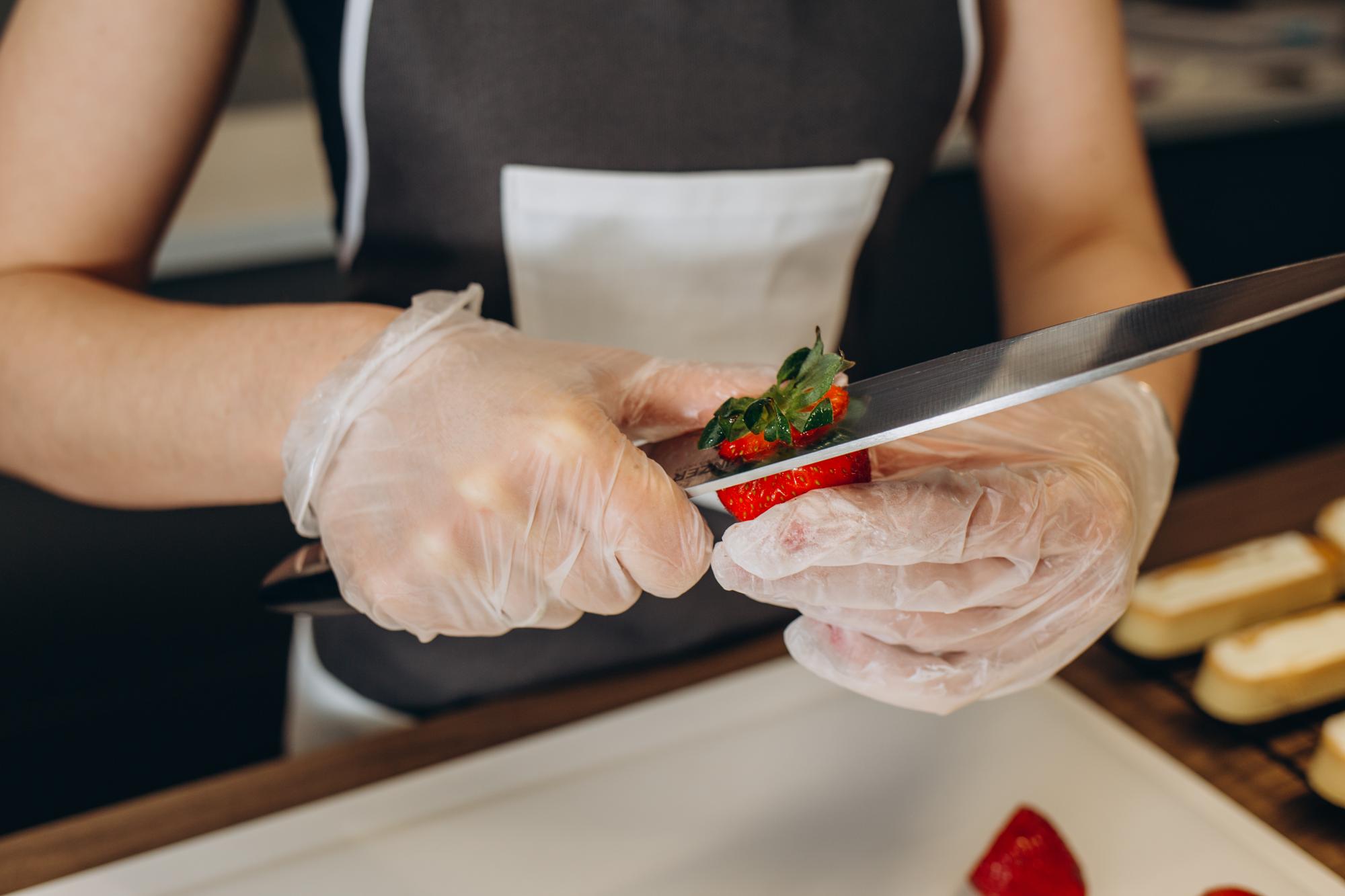 Chef che mostra una tecnica di taglio
