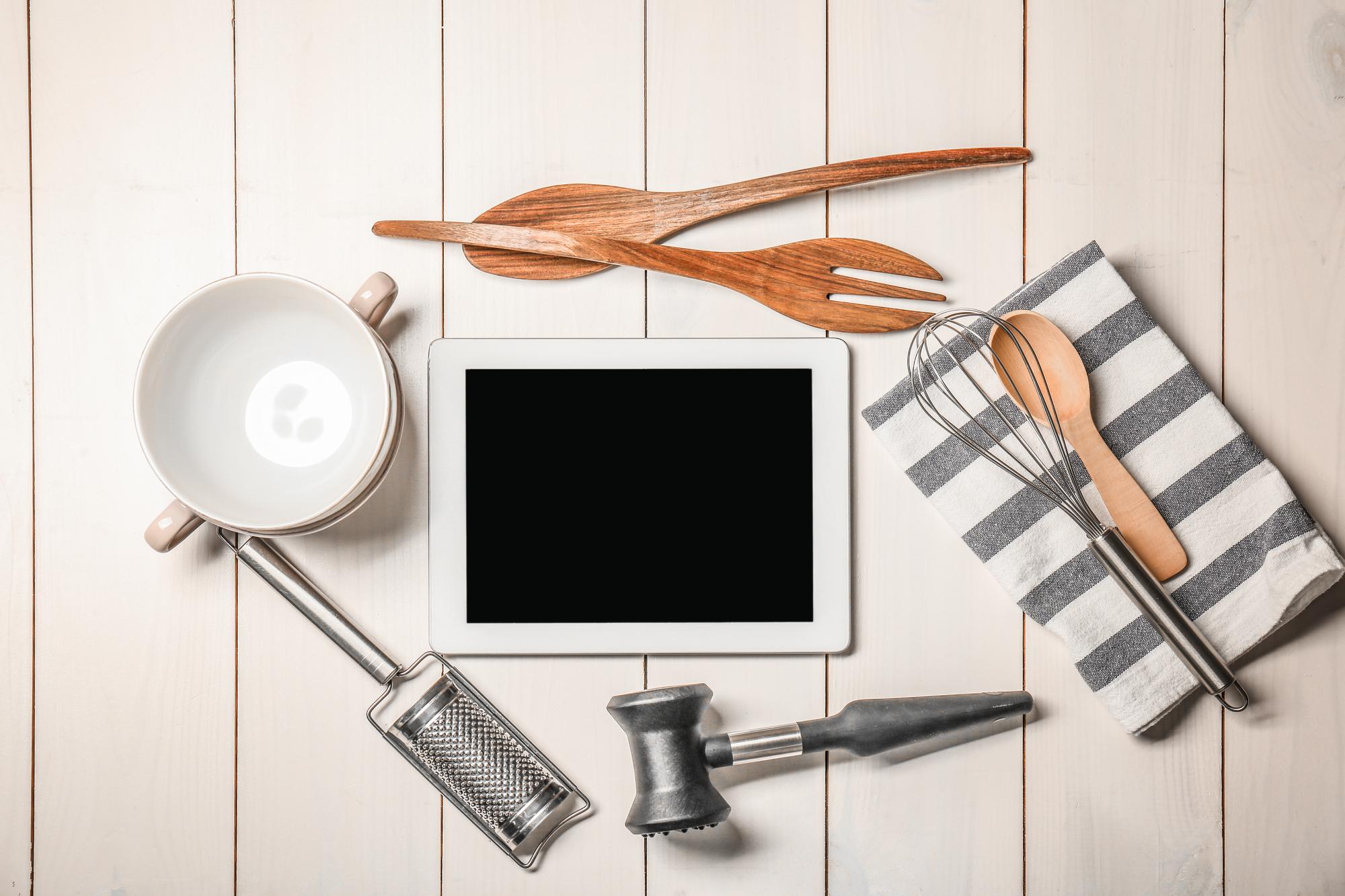 Set di utensili professionali e ingredienti selezionati